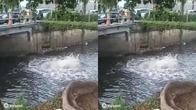 Beredar video memperlihatkan semburan air campur gas di Kali Gununganyar bikin heboh warga Kota Surabaya. Hal tersebut menjadi viral di media sosial.