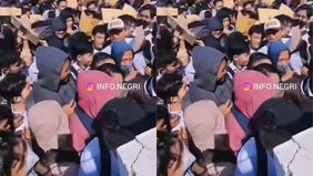 Ribuan pelamar kerja dari berbagai daerah memadati lokasi walk-in interview di sebuah perusahaan yang berlokasi di Jalan Pantura Tegal–Pemalang, tepatnya di Desa Kedungkelor, Kecamatan Warureja, Kabupaten Tegal, Jawa Tengah, pada Sabtu 18 Oktober 202