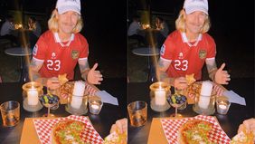 Pemain Australia, Jackson Irvine mengenakan baju Timnas Indonesia saat sedang makan malam. Hal tersebut mencuri perhatian di media sosial.