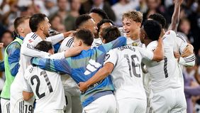 Real Madrid semakin kokoh di puncak klasemen Liga Spanyol setelah menaklukkan rival abadinya, Barcelona, dengan skor 2-1 dalam laga El Clasico, pada Minggu malam, 26 Oktober 2025. Kemenangan ini membuat Los Blancos unggul lima poin atas Blaugrana.