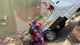 Suku Dinas Penanggulangan Kebakaran dan Penyelamatan (Gulkarmat) Jakarta Timur mengevaluasi sebuah mobil pick up yang tercebur ke Kali Sunter di Jalan Cinta, RT 08/RW 03, Kecamatan Pulogadung, Jakarta Timur, pada Senin siang.