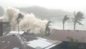 Topan super Fung Wong melanda Filipina dan menewaskan sedikitnya dua orang setelah menghantam pantai timur negara itu dengan hujan deras dan angin kencang, dilaporkan Al Jazeera, Senin 10 November 2025.