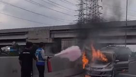 Satu unit mobil Honda Brio terbakar di Tol JORR Km 46+500 arah Jatiasih, Bekasi, Jawa Barat, pada Sabtu Sabtu 15 November 2025. Peristiwa tersebut terjadi di lajur 3 dan sempat membuat arus lalu lintas melambat.