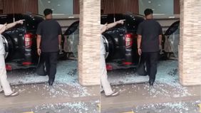 Beredar video mobil Toyota Rush dengan plat merah menabrakan sebuah toko bandeng presto di Semarang. Hal tersebut menjadi viral di media sosial.