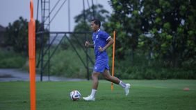 Pelatih Persib Bandung, Bojan Hodak memastikan salah satu penggawanya yaitu Adam Alis bakal absen dalam dua pertandingan kedepan.