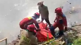 Warga di Jalan Ciliwung I, Kelurahan Cililitan, Kecamatan Kramat Jati, Jakarta Timur, digegerkan dengan penemuan jenazah seorang pria yang tersangkut di tepi aliran Sungai Ciliwung pada Senin kemarin, 17 November 2025.