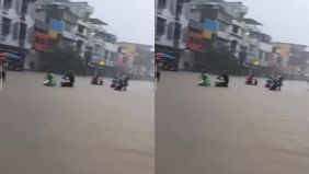 Kota Medan kembali dilanda hujan deras yang menyebabkan sejumlah ruas jalan utama terendam banjir, Kamis 27 November 2025. Salah satu titik terparah terjadi di kawasan Simpang Kampung Lalang.