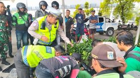 Seorang petugas Suku Dinas Pertamanan dan Hutan Kota berinisial PS tewas setelah terlindas truk trailer di Jalan Ketel Raya Timur, dekat Gerbang Karnaval Ancol, Pademangan, Jakarta Utara, Jumat 28 November 2025.