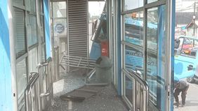 Sebuah truk menabrak Halte Mambo di Jalan Enggano Raya, Tanjung Priok, Jakarta Utara, pada Senin pagi 1 Desember 2025.