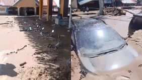 Meski banjir di Pidie Jaya, Aceh, mulai surut, warga kini menghadapi persoalan baru. Sejumlah kendaraan, baik sepeda motor maupun mobil, ditemukan tertimbun lumpur tebal yang telah mengering dan mengeras seperti lapisan semen.