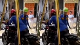 Kepala Bidang Pengendalian Operasional Dinas Pemadam Kebakaran dan Penyelamatan Kota Depok, Tessy Haryati, menjelaskan bahwa amblasnya sebuah septic tank yang menyebabkan dua motor dan satu sepeda terperosok dipicu oleh kondisi tanah yang berongga.