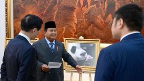 Presiden Prabowo Subianto resmi memperkenalkan nama bayi panda pertama yang lahir di Indonesia.