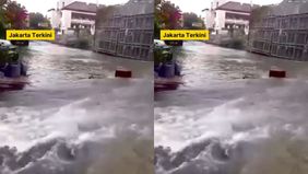 Beredar video memperlihatkan kondisi banjir rob yang menimpa sejumlah rumah di Jalan Tuna III, Penjaringan, Jakarta Utara pada Kamis, 4 Desember 2025, sekitar pukul 09.30 WIB.