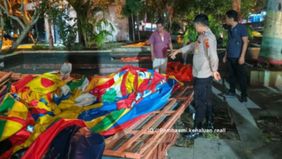Seorang bocah laki-laki berinisial GL (5) di Kota Sungai Penuh, Jambi, meninggal dunia setelah ditemukan terhimpit di dalam istana balon yang telah dikempiskan dan dilipat oleh pemilik wahana.