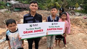 Dua penggawa Timnas Indonesia, Maarten Paes dan Dean James memberikan bantuan berupa sembako untuk korban bencana alam di Sumatera.