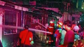 Lima orang dilaporkan meninggal dunia dalam peristiwa kebakaran yang melanda gudang produksi aksesoris sekaligus rumah tinggal di Jalan Lindung Pasar Baru, Kelurahan Pejagalan, Penjaringan, Jakarta Utara, Kamis malam, 18 Desember 2025.