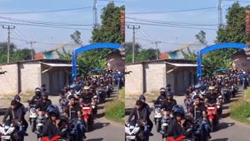 Beredar video memperlihatkan sejumlah warga melakukan aksi demo ke pabrik sebuah mobil listrik asal Vietnam yaitu VinFast. Hal tersebut menjadi viral di media sosial.