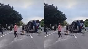 Tabrakan yang melibatkan bus TNI Angkatan Laut dan truk di Jalan Tol KM 8.800, Kelurahan Martubung, Kecamatan Labuhan, Kota Medan.