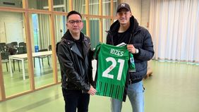 Artis ternama Tanah Air, Raffi Ahmad berhasil memenangkan lelang jersey Jay Idzes dengan harga Rp125 juta. Uang tersebut bakal sepenuhnya disumbangkan ke korban bencana Sumatera.