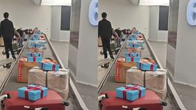 Beredar video memperlihatkan penumpang di Bandara Sultan Hasanuddin Makassar mendapatkan kado saat pengambilan bagasi. Hal tersebut menjadi viral di media sosial.