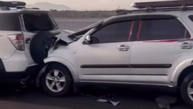 Kecelakaan lalu lintas beruntun terjadi di ruas Jalan Tol Layang Mohammed Bin Zayed (MBZ) Km 36 arah Cikampek pada Sabtu pagi, 27 Desember 2025, sekitar pukul 07.00 WIB.