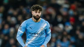 Pemain belakang andalan Manchester City, Josko Gvardiol mengalami cedera patah tulang kering saat menghadapi Chelsea pada Senin dini hari kemarin, 5 Januari 2026.