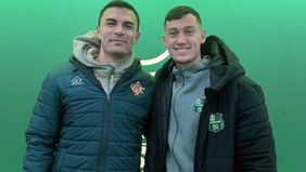 Kiper Cremonese, Emil Audero mengalami kejadian unik setelah ditinggal rombongan bus usai keasikan ngobrol dan berfoto bersama Jay Idzes.