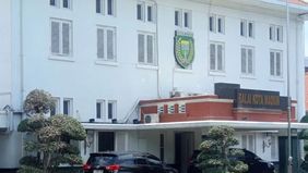 Tim penyidik Komisi Pemberantasan Korupsi (KPK) melakukan penggeledahan di sejumlah ruang kerja di Gedung Balai Kota Madiun, Jawa Timur, Kamis, dalam rangka pengembangan kasus operasi tangkap tangan (OTT) yang menjerat Wali Kota Madiun nonaktif.