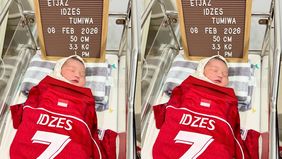 Kelahiran seorang bayi laki-laki bernama Eijaz Idzes Tumiwa mendadak menjadi perbincangan warganet. Nama sang bayi diketahui terinspirasi dari bek Timnas Indonesia, Jay Idzes, yang belakangan dikenal sebagai sosok pemimpin di skuad Garuda.