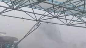 Hujan Angin yang melanda wilayah Pakansari, Cibinong, Kabupaten Bogor, pada Kamis 12 Februari 2026, menyebabkan kerusakan parah di sekitar area Stadion Pakansari.