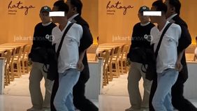 Seorang pria yang diduga mencuri telepon genggam diamankan petugas keamanan di Lippo Mall Puri, Kembangan, Jakarta Barat, Selasa 24 Februari 2026, sekitar pukul 18.00 WIB.