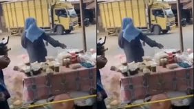 Seorang ibu penjual takjil diduga meluapkan kekecewaannya setelah mendapat teguran penertiban dari Satuan Polisi Pamong Praja (Satpol PP) karena berjualan di area yang tidak diperbolehkan, tepatnya di depan Masjid Raya Gunung Tua, Sumatera Utara.