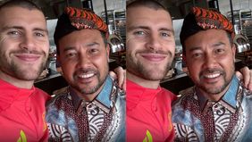 Asisten pelatih Ajax Amsterdam, Denny Landzaat terlihat mengenakan batik saat memberikan arahan kepada para pemain di sebuah hotel. Hal tersebut menjadi viral di media sosial.