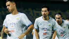 Persib Bandung membawa 22 pemain untuk menghadapi laga tandang melawan Persebaya Surabaya pada pekan ke-24 Super League.