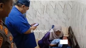 Warga dikejutkan dengan penemuan seorang bayi perempuan yang masih hidup di dalam gerobak nasi uduk di kawasan Pasar Minggu, Jakarta Selatan, Selasa sore. Bayi yang diperkirakan baru berusia dua hari tersebut ditemukan di depan rumah warga.