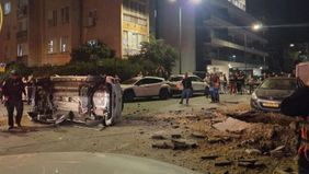 Dua warga lanjut usia dilaporkan tewas setelah terkena pecahan peluru dari rudal Iran yang berhasil dicegat pada Rabu dini hari, 18 Maret 2026, di Ramat Gan. Informasi tersebut disampaikan oleh layanan darurat Magen David Adom.