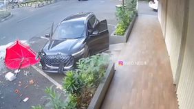 Seorang pedagang mie ayam mengalami luka-luka setelah ditabrak mobil Chery berwarna hitam di kawasan Jalan Boulevard Raya, Kelapa Gading, Jakarta Utara, pada Kamis.