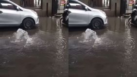 Sebuah video yang beredar di media sosial memperlihatkan semburan air muncul dari bawah jalan di kawasan Pasar Cipulir pada Rabu siang tadi, 8 April 2026.