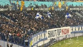 Kelompok suporter Persib Bandung, Bobotoh membentangkan banner besar yang menyindir Gubernur Jawa Barat Dedi Mulyadi dengan tulis 'Shut Up KDM'.