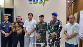 Oknum anggota TNI angkatan laut (AL) menyampaikan permintaan maaf usai melakukan aksi tak terpuji dengan menggerak mobil ambulan di Surabaya.