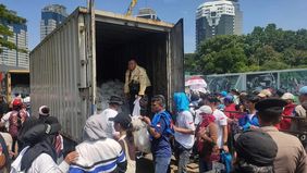 Ribuan buruh yang menghadiri peringatan Hari Buruh Internasional 2026 di Monumen Nasional (Monas), Jumat 1 Mei 2026, mendapatkan paket sembako gratis dari Istana Kepresidenan RI.