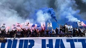 Ribuan Bobotoh memadati sesi latihan Persib Bandung di Stadion Gelora Bandung Lautan Api (GBLA), Bandung, jelang laga tandang menghadapi Persija Jakarta pada pekan ke-32 BRI Super League 2025/2026 di Stadion Segiri, Samarinda, Minggu 10 Mei 2026.