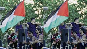 Pemain muda Barcelona, Lamine Yamal menjadi sorotan saat parade juara Liga Spanyol musim 2025/2026. Winger berusia 18 tahun itu tertangkap mengibarkan bendera Palestina dari atas bus terbuka yang digunakan tim dalam perayaan gelar.