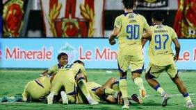 Persib Bandung selangkah lagi memastikan gelar juara Super League 2025/2026 setelah meraih kemenangan dramatis 2-1 atas PSM Makassar pada pekan ke-33, Minggu 17 Mei 2026.
