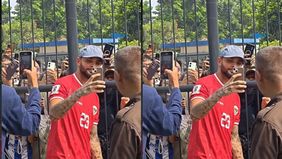 Pemain Persib Bandung, Layvin Kurzawa terlihat menghampiri sejumlah bobotoh yang menunggu di luar stadion jelang laga penutup Super League menghadapi Persijap Jepara pada Sabtu mendatang, 23 Mei 2026.