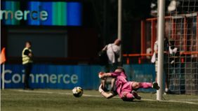 Kiper Ajax Amsterdam, Maarten Paes menjadi pahlawan setelah berhasil membawa timnya lolos ke Conference League di final play off menghadapi Utrecht Minggu 24 Mei 2026.