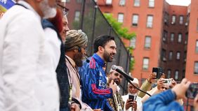 Walikota New York, Zohran Mamdani tengah mencuri perhatian publik setelah mengenakan jersey klub asal Inggris Arsenal saat melaksanakan sholat Idul Adha.