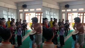Penyerang Timnas Indonesia, Ole Romeny menjadi sorotan jagat maya setelah momen dirinya bermain hadroh bersama santri Yayasan Yatim Bait Al Qur'an Mulia (BQM) viral di media sosial.