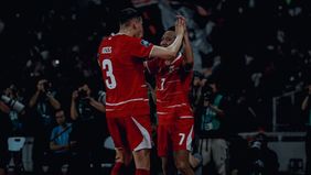 Kapten Timnas Indonesia, Jay Idzes memberikan dukungan ke Beckham Putra usai mendapatkan hinaan dari suporter jelang pertandingan berakhir melawan Oman dan Mozambik.
