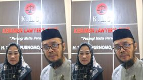 Sebuah video yang memperlihatkan seorang perempuan bernama Siti Muhajiroh menangis di ruang Propam Polres Kebumen viral di media sosial.